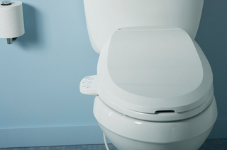 Illustration for article titled Kohler C3 Series Toilet Seats Offer Hands-Free Butt-Washing, American Style